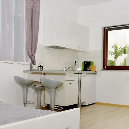 Apartments With A Parking Space Fazana - 7205 Fažana