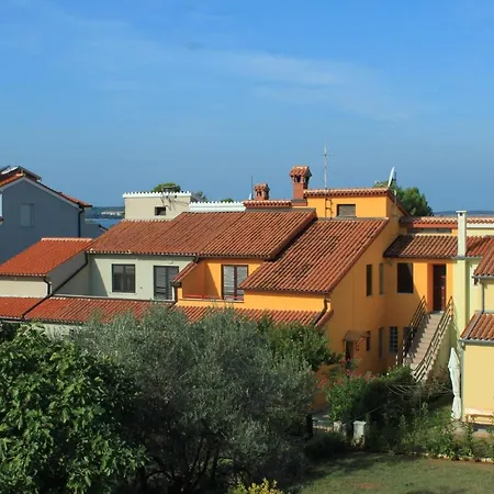 Apartments With A Parking Space Fazana - 7205