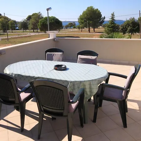 Apartments With A Parking Space Fazana - 7205